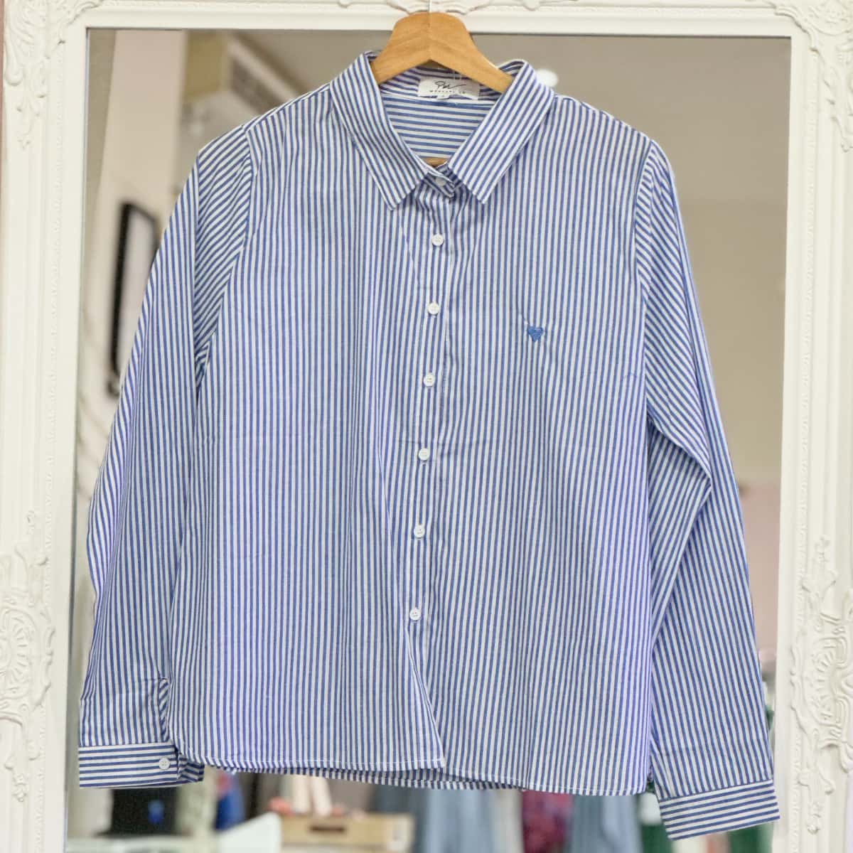 Chemise rayée bleue avec broderie cœur femme