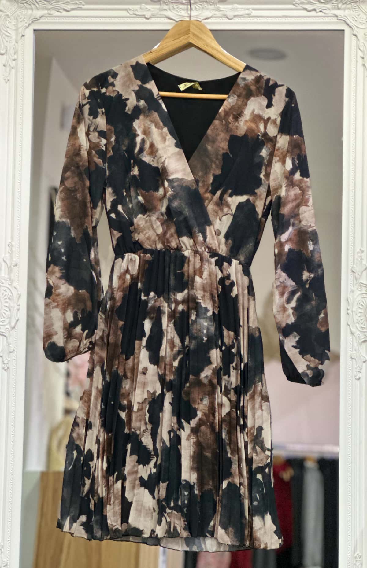 Robe plissée, noir et beige