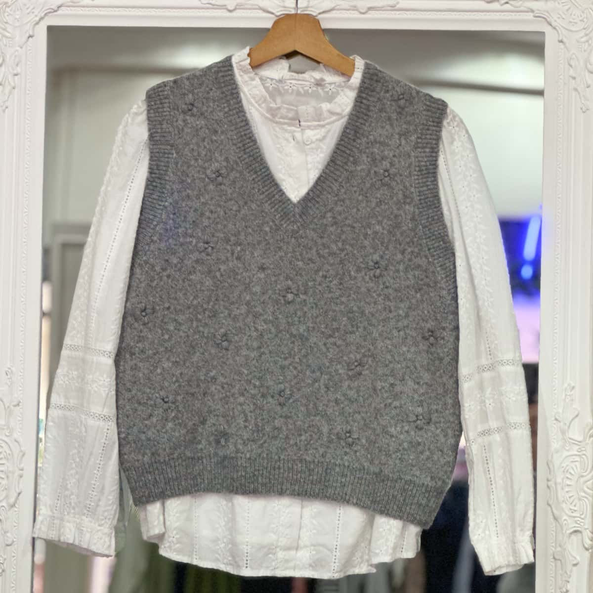 Pull sans manche col V gris petites fleurs