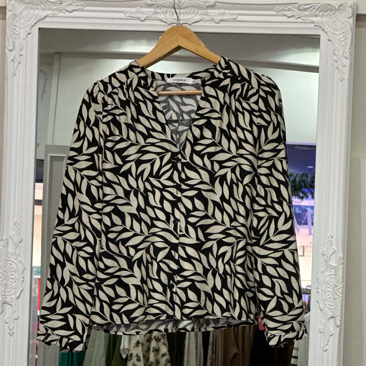 chemise noir et blanche imprimée feuilles