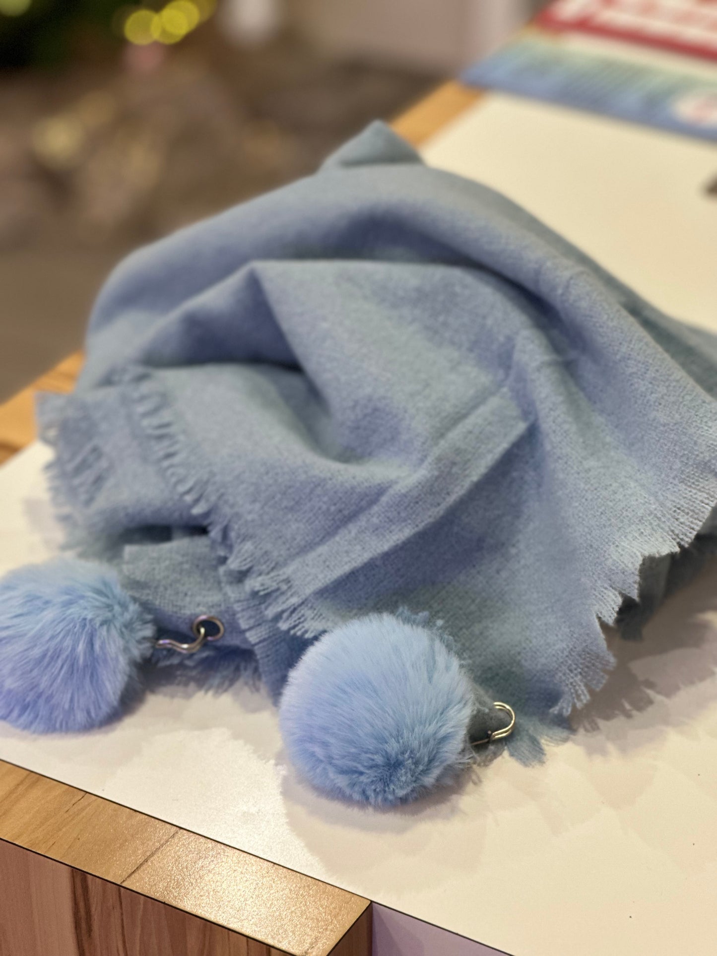 echarpe carrée bleu ciel avec pompons