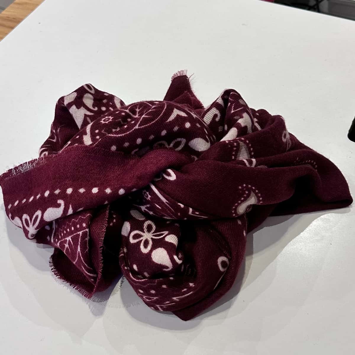 carré imprimé bordeaux