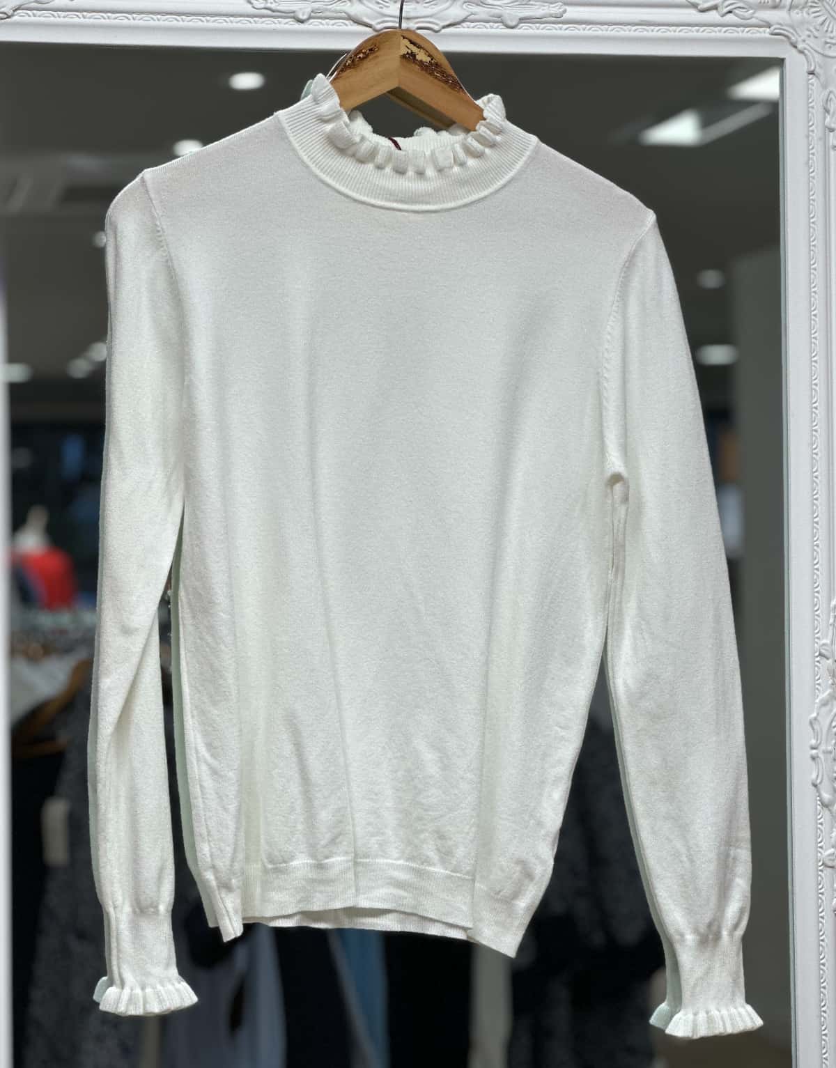 Pull blanc col froufrou E26