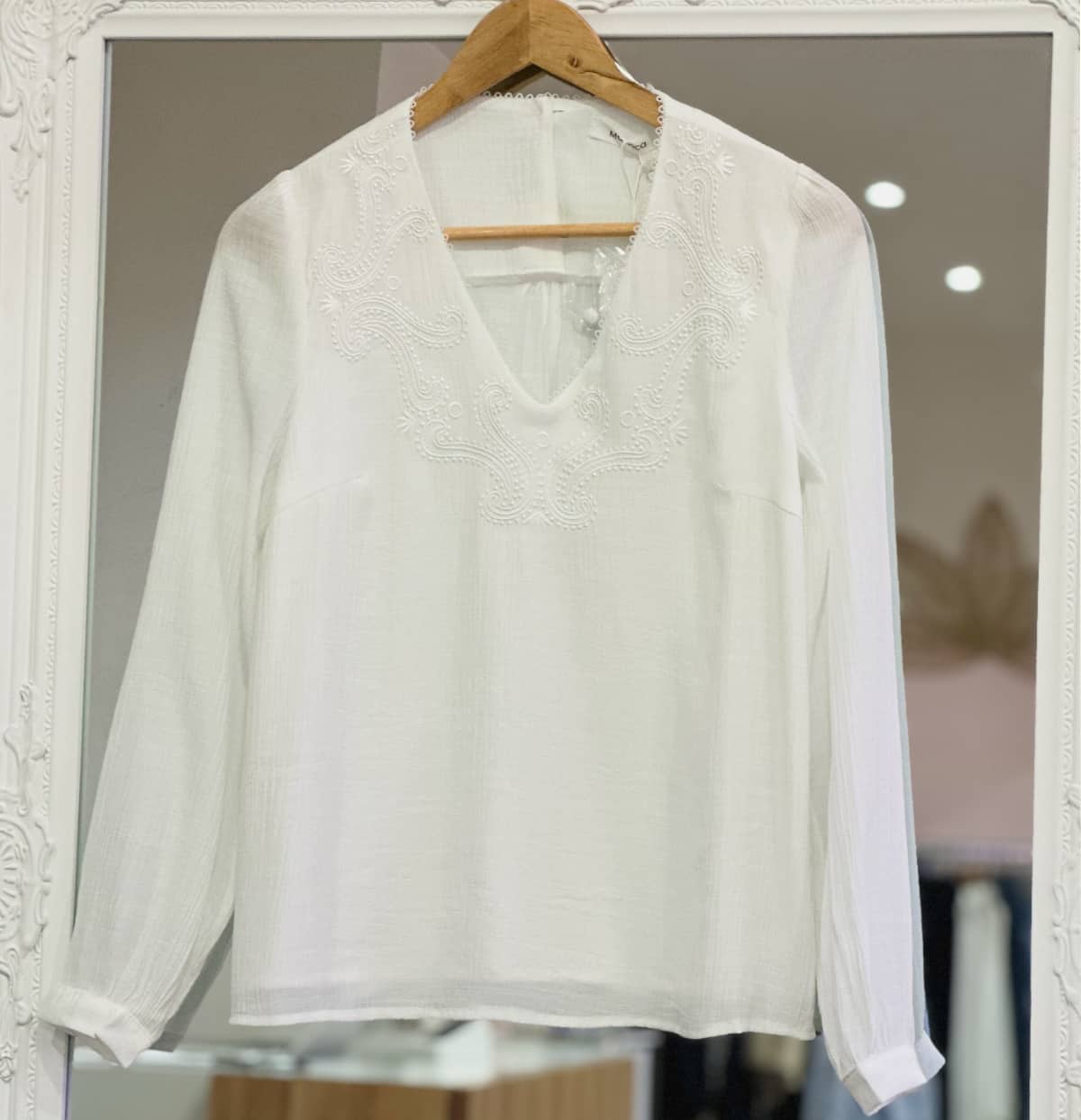 blouse blanche col V