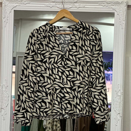 chemise noir et blanche imprimée feuilles