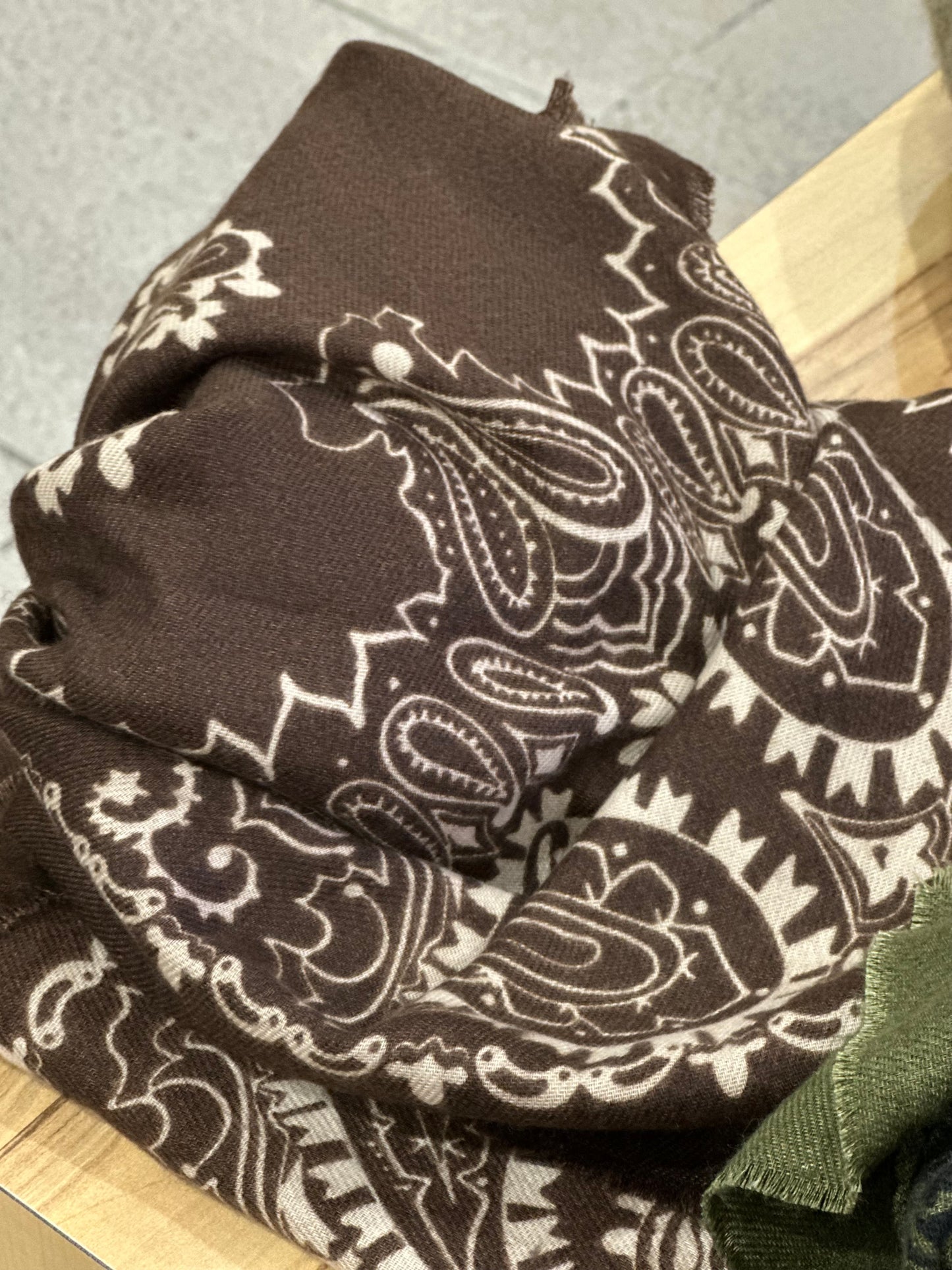 Echarpe imprimé bandana chocolat