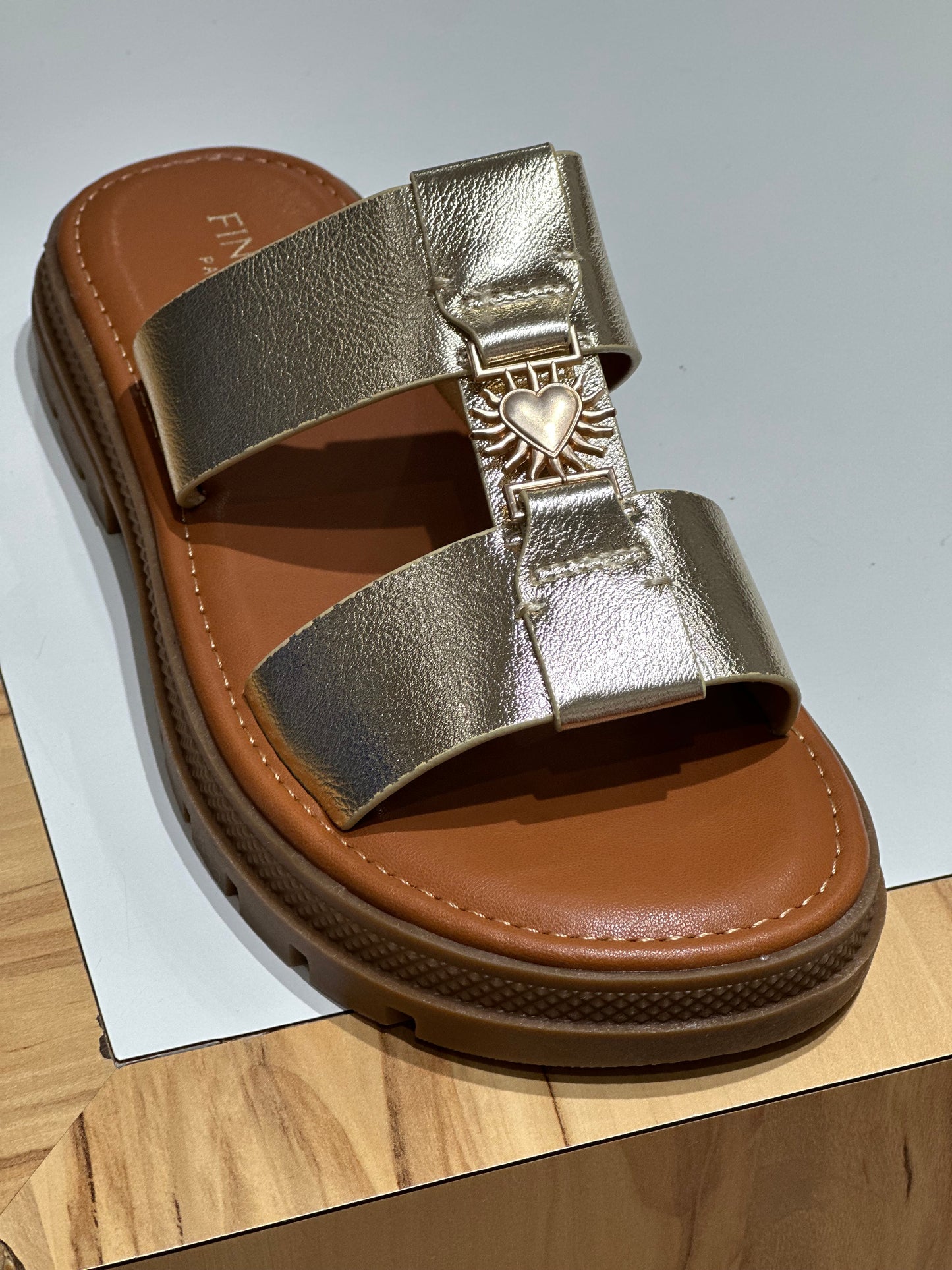 NUS PIEDS DORÉS