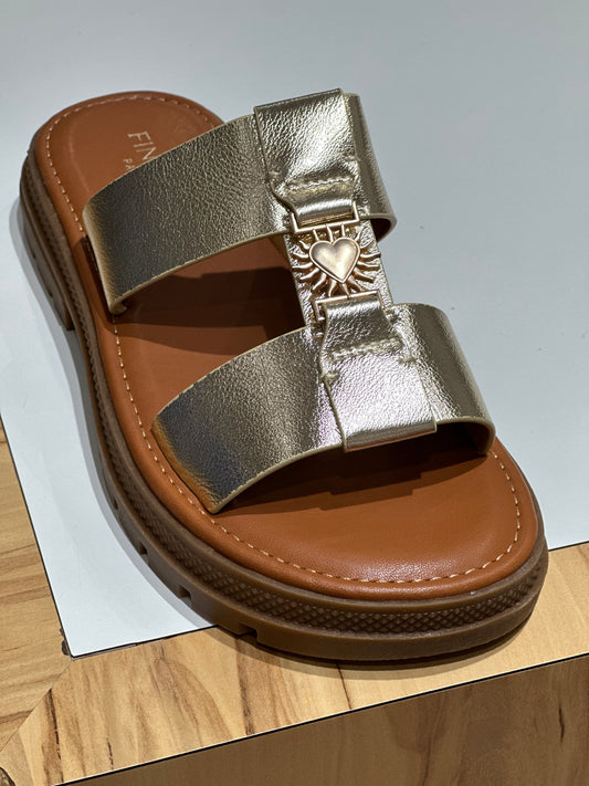 NUS PIEDS DORÉS