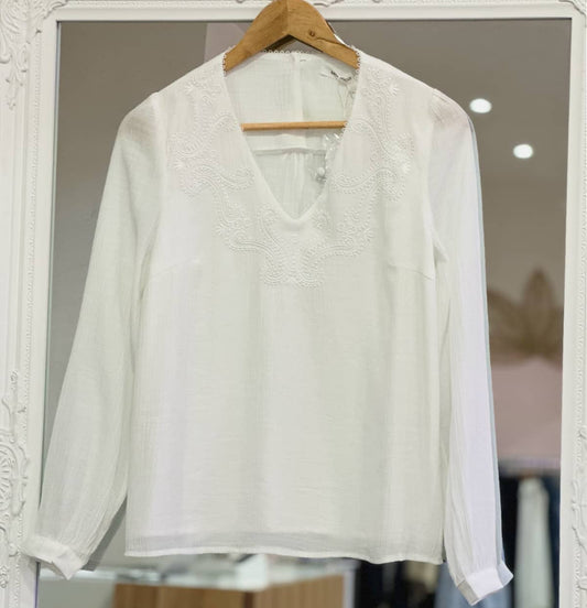 blouse blanche col V